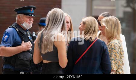 Brentwood Essex 29. Mai 2021 EIN GPS-Ortungsbasiertes Krimispiel, das nur wenige Stunden nach einem Doppelstochen in der Brentwood High Street in Brentwood Essex gespielt wird. Kredit: Ian Davidson/Alamy Live Nachrichten Stockfoto