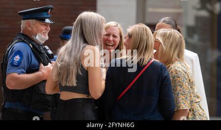 Brentwood Essex 29. Mai 2021 EIN GPS-Ortungsbasiertes Krimispiel, das nur wenige Stunden nach einem Doppelstochen in der Brentwood High Street in Brentwood Essex gespielt wird. Kredit: Ian Davidson/Alamy Live Nachrichten Stockfoto