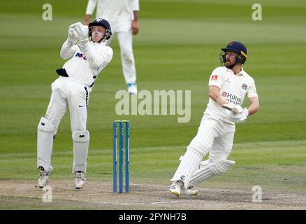 Emirates Old Trafford, Manchester, Großbritannien. Mai 2021. County Championship Cricket, Lancashire versus Yorkshire, Tag 3; Josh Bohannon aus Lancashire geht nicht mit einem aufsteigenden Ball um und Yorkshire-Torwart Harry Duke reagiert schnell Credit: Action Plus Sports Images/Alamy Live News Credit: Action Plus Sports/Alamy Live News Stockfoto