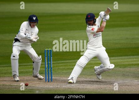 Emirates Old Trafford, Manchester, Großbritannien. Mai 2021. County Championship Cricket, Lancashire versus Yorkshire, Tag 3; Josh Bohannon von Lancashire flattete während der morgendlichen Sitzung am 3. Tag, als Lancashire einen ersten Innings-Vorsprung von 280 aufbaute, ohne vor der Mittagspause ein Wicket zu verlieren Credit: Action Plus Sports Images/Alamy Live News Credit: Action Plus Sports/Alamy Live News Stockfoto