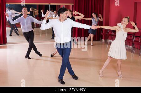 Nach tanzende Paare genießen aktiv Boogie-woogie in modernen Studio Stockfoto