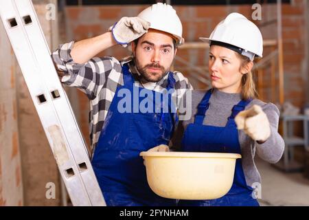 Meister mit der Qualität der Reparatur von Builder unzufrieden Stockfoto