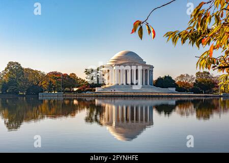 Das Thomas Jefferson Memorial von der anderen Seite des ruhigen Wassers des Gezeitenbeckens aus gesehen, das Thomas Jefferson, dem dritten US-Präsidenten, Washington DC, gewidmet ist Stockfoto