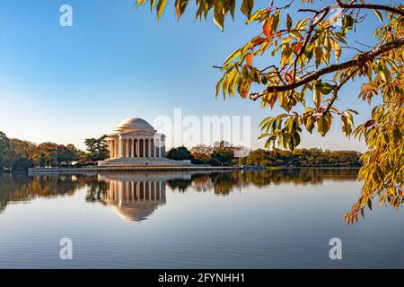 Das Thomas Jefferson Memorial von der anderen Seite des ruhigen Wassers des Gezeitenbeckens aus gesehen, das Thomas Jefferson, dem dritten US-Präsidenten, Washington DC, gewidmet ist Stockfoto