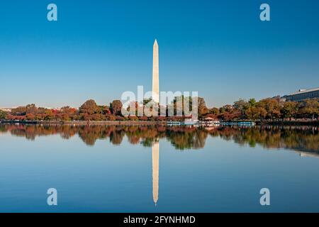 Das Washington Monument spiegelte im Tidal Basin einen hohen Obelisk wider, der zum Gedenken an George Washington in der National Mall in Washington, D.C. erbaut wurde Stockfoto