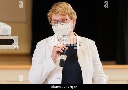 Berlin, Deutschland. Mai 2021. Karin Kullick, Schulleiterin des Albert-Schweizer-Gymnasiums, spricht im Auditorium des Gymnasiums in Neukölln. Quelle: Annette Riedl/dpa/Alamy Live News Stockfoto