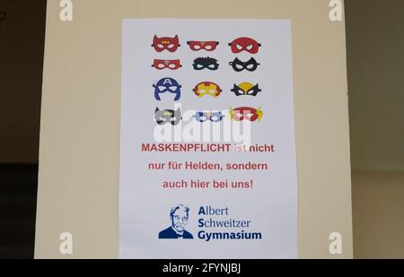 Berlin, Deutschland. Mai 2021. „Maskenpflicht gilt nicht nur für Helden, sondern auch hier bei uns!“ Steht auf einer Tür des Albert-Schweitzer-Gymnasiums in Neukölln. Quelle: Annette Riedl/dpa/Alamy Live News Stockfoto