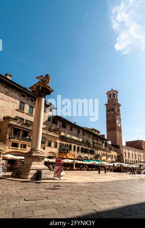 Die Colonna di San Marco auf der Plazza delle Erbe. Ebenfalls auf dem Platz befindet sich das Rathaus mit dem 84 m hohen Turm des Torre dei Lamberti, Casa dei Giudici Stockfoto