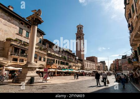 Die Colonna di San Marco auf der Plazza delle Erbe. Ebenfalls auf dem Platz befindet sich das Rathaus mit dem 84 m hohen Turm des Torre dei Lamberti, Casa dei Giudici Stockfoto