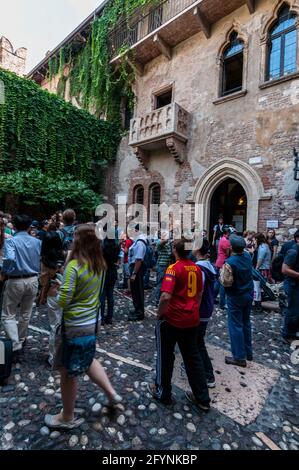 Eine Attraktion für Besucher ist der romantische Marmorbalkon im Casa Di Giulietta - (Julias Haus) Ist, wo Romeo angeblich kletterte, um Julia in der zu erreichen Stockfoto