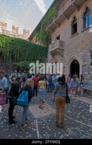 Eine Attraktion für Besucher ist der romantische Marmorbalkon im Casa Di Giulietta - (Julias Haus) Ist, wo Romeo angeblich kletterte, um Julia in der zu erreichen Stockfoto