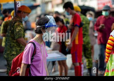 (210529) -- KUALA LUMPUR, 29. Mai 2021 (Xinhua) -- EINE Frau mit Gesichtsmasken und Gesichtsschutz kauft sich auf einem Markt vor einer Sperre in Kuala Lumpur, Malaysia, 29. Mai 2021. Malaysia meldete am Samstag Sprünge in der höchsten täglichen Rekordzeit von neuen COVID-19-Fällen und Todesfällen, nachdem die Regierung eine totale Sperrung angekündigt hatte, um den Ausbruch einzudämmen. Es wurde ein neues Tageshoch von 9,020 Infektionen gemeldet, ein Anstieg gegenüber dem vorherigen Höchstwert von 8,290 Fällen, der vor einem Tag verzeichnet wurde, was die nationale Gesamtzahl auf 558,534 erhöht, so das Gesundheitsministerium. Quelle: Xinhua/Alamy Live News Stockfoto