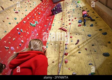 Hangaren-Aktivitätshalle mit Kletterwand, Linköping, Schweden. Stockfoto