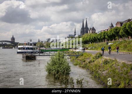 Rheinufer, romanische Kirche Gross St. Martin, der Dom und die romanische Kirche St. Kunibert, Köln, Deutschland. Rheinufer, roma Stockfoto