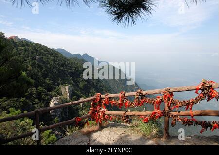 Berg Lushan in der Provinz Jiangxi, China. Aussichtspunkt auf dem Berg Lu mit Lovers und roten Bändern. Stockfoto