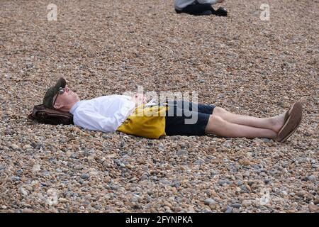 Brighton East Sussex, Großbritannien. Mai 2021. Besucher strömen nach Brighton East Sussex, wo die warmen Temperaturen rechtzeitig zum Bankfeiertag Ende Mai eintreffen. Quelle: MARTIN DALTON/Alamy Live News Stockfoto