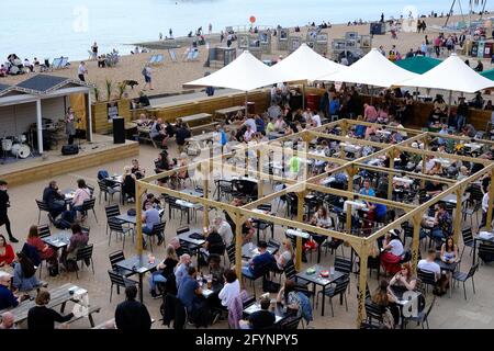 Brighton East Sussex, Großbritannien. Mai 2021. Besucher strömen nach Brighton East Sussex, wo die warmen Temperaturen rechtzeitig zum Bankfeiertag Ende Mai eintreffen. Quelle: MARTIN DALTON/Alamy Live News Stockfoto