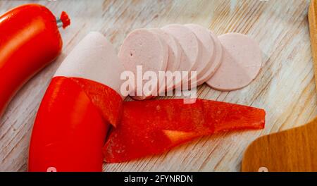 Bild der Mortadela-Wurst, in Scheiben geschnitten auf einer Holzoberfläche, Nahaufnahme Stockfoto