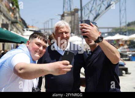 Porto, Portugal. Mai 2021. Mike Summerbee (c), der ehemalige Spieler von Manchester City, hat während des UEFA Champions League-Spiels im Estadio do Dragao, Porto, ein Selfie mit einigen Fans am Hafen. Bildnachweis sollte lauten: David Klein/Sportimage Kredit: Sportimage/Alamy Live News Stockfoto