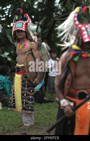 Eine Show von „caci“ (der traditionelle Peitschenkampf auf Flores Island, Kampfkunst) in den Dörfern Liang Ndara, Mbeliling, West Manggarai, Flores, East Nusa Tenggara, Indonesien. Stockfoto