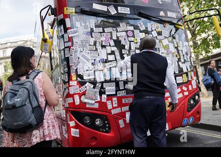 Ein Londoner Bus ist in der Nähe des Trafalgar Square nach einem Anti-Impfstoff-Protest im Zentrum von London mit Anti-Impfstoff-Aufklebern bedeckt. Bilddatum: Samstag, 29. Mai 2021. Stockfoto