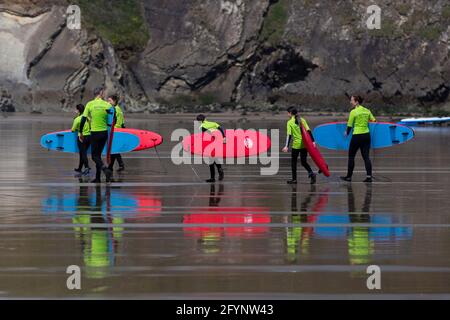 Newgale, Pembrokeshire, Wales, Großbritannien. 29. Mai 2021. Am Newgale-Strand in Pembrokeshire gehen die Leute zu Beginn des Feiertagswochenendes surfen. Kredit: Gruffydd L. Thomas/Alamy Live News Stockfoto