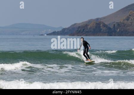 Newgale, Pembrokeshire, Wales, Großbritannien. 29. Mai 2021. Am Newgale-Strand in Pembrokeshire gehen die Leute zu Beginn des Feiertagswochenendes surfen. Kredit: Gruffydd L. Thomas/Alamy Live News Stockfoto