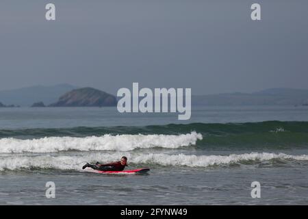 Newgale, Pembrokeshire, Wales, Großbritannien. 29. Mai 2021. Am Newgale-Strand in Pembrokeshire gehen die Leute zu Beginn des Feiertagswochenendes surfen. Kredit: Gruffydd L. Thomas/Alamy Live News Stockfoto