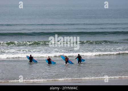 Newgale, Pembrokeshire, Wales, Großbritannien. 29. Mai 2021. Am Newgale-Strand in Pembrokeshire gehen die Leute zu Beginn des Feiertagswochenendes surfen. Kredit: Gruffydd L. Thomas/Alamy Live News Stockfoto