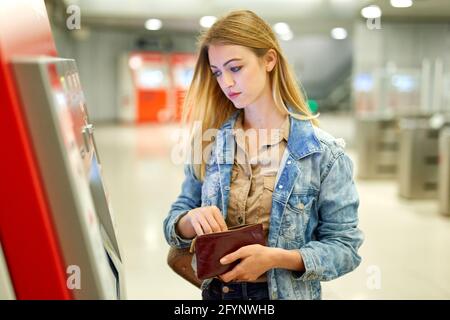 Girl traveler kauft ein Ticket in der U-Bahn in die Automaten Stockfoto