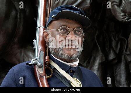 Der afroamerikanische US-amerikanische Soldat posiert vor dem Robert Gould Shaw und dem 54. Regiment Memorial, Boston Freedom Trail Stockfoto