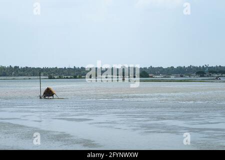 Kalkutta, Indien. Mai 2021. Blick auf untergetauchte Häuser in einem überfluteten Gebiet.die Bewohner von Süd-24-Parganas und Nord-24-Parganas sind stark betroffen, da Flussdämme gebrochen sind und mehrere Dörfer überflutet wurden, nachdem der Superzyklon ‘YaaS' die Küstengebiete von Westbengalen und Odisha getroffen hat. Salziges Wasser aus dem Meer kam in die Dörfer und als Folge starben Süsswasserteichfische, Ackerland wurde nicht mehr in der Lage zu bewirtschaften, Häuser tauchten unter Wasser und viele Menschen verloren ihr eigenes Hab und gut. (Foto von Dipayan Bose/SOPA Images/Sipa USA) Quelle: SIPA USA/Alamy Live News Stockfoto