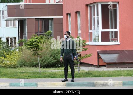 Russland, Nischni Nowgorod, Gagarin Avenue 101.05.26.2021. Junger Mann mit afroamerikanischem Auftritt in einer medizinischen Maske auf Stockfoto