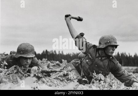 Zweiter Weltkrieg ein deutscher Soldat an der Front Lines wirft eine Handgranate während einer Nazi-Offensive von 1941 In der UdSSR Stockfoto