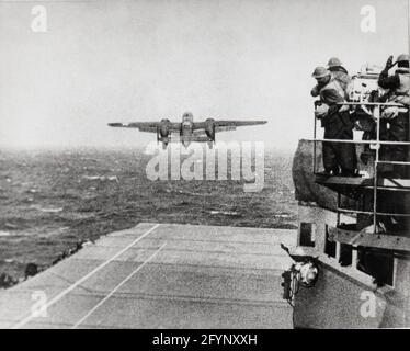 World war Two WWII Doolittle RAID, 18. April 1942. Ein Army B-25 Bomber hebt von der USS HORNET beim ersten US-Luftangriff auf Japan unter der Führung von General James Doolittle ab Stockfoto