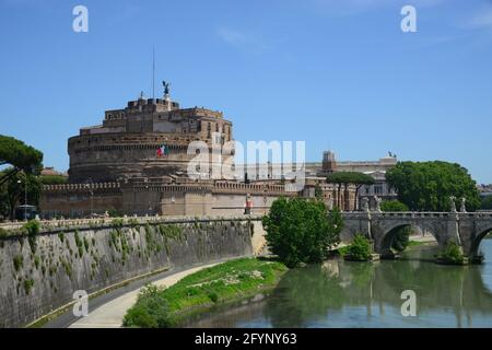 Castel Sant'Angelo (auch bekannt als Hadrians Mausoleum), am rechten Ufer des Tibers nicht weit vom Vatikan entfernt, verbunden mit dem Vatikanischen Stat Stockfoto
