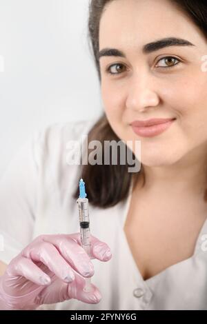 Portrait kaukasische Ärztin hält und bereitet eine Spritze für die Schönheitsinjektion oder medizinische Verfahren vor. Stockfoto