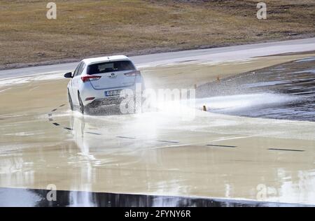 Auto auf einem Skidpan. Stockfoto