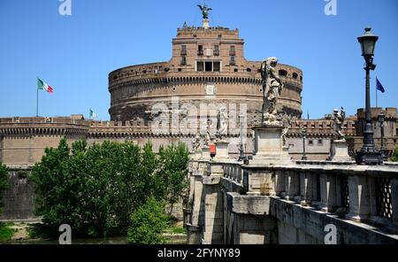 Castel Sant'Angelo (auch bekannt als Hadrians Mausoleum), am rechten Ufer des Tibers nicht weit vom Vatikan entfernt, verbunden mit dem Vatikanischen Stat Stockfoto