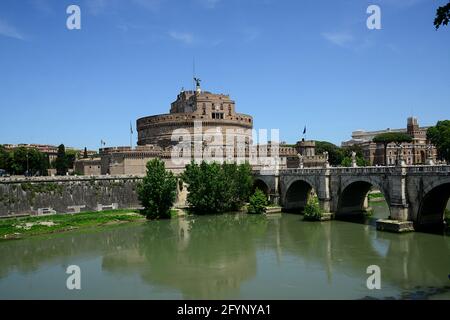 Castel Sant'Angelo (auch bekannt als Hadrians Mausoleum), am rechten Ufer des Tibers nicht weit vom Vatikan entfernt, verbunden mit dem Vatikanischen Stat Stockfoto