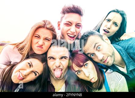 Multikulturelle Millennial-Freunde nehmen Selfie mit lustigen Gesichtern - Happy Youth Friendship Konzept mit Millennial Young Trendy People, die Spaß haben Stockfoto