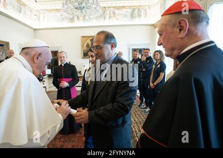 Rom, Italien. Mai 2021. 29. Mai 2021: Papst Franziskus traf Kardinal Gianfranco Ravasi mit einer Delegation der Athletica Vaticana, die an den Leichtathletik-Meisterschaften der kleinen Staaten von Europa im Konsistoralsaal des Apostolischen Palastes des Vatikans teilnimmt.Quelle: Independent Photo Agency/Alamy Live News Stockfoto