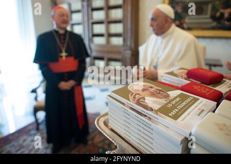 Rom, Italien. Mai 2021. 29. Mai 2021: Papst Franziskus traf Kardinal Gianfranco Ravasi mit einer Delegation der Athletica Vaticana, die an den Leichtathletik-Meisterschaften der kleinen Staaten von Europa im Konsistoralsaal des Apostolischen Palastes des Vatikans teilnimmt.Quelle: Independent Photo Agency/Alamy Live News Stockfoto