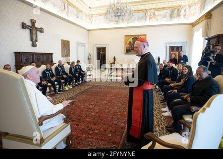 Rom, Italien. Mai 2021. 29. Mai 2021: Papst Franziskus traf Kardinal Gianfranco Ravasi mit einer Delegation der Athletica Vaticana, die an den Leichtathletik-Meisterschaften der kleinen Staaten von Europa im Konsistoralsaal des Apostolischen Palastes des Vatikans teilnimmt.Quelle: Independent Photo Agency/Alamy Live News Stockfoto