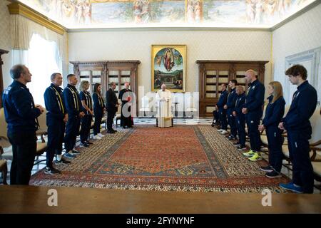 Rom, Italien. Mai 2021. 29. Mai 2021: Papst Franziskus traf Kardinal Gianfranco Ravasi mit einer Delegation der Athletica Vaticana, die an den Leichtathletik-Meisterschaften der kleinen Staaten von Europa im Konsistoralsaal des Apostolischen Palastes des Vatikans teilnimmt.Quelle: Independent Photo Agency/Alamy Live News Stockfoto
