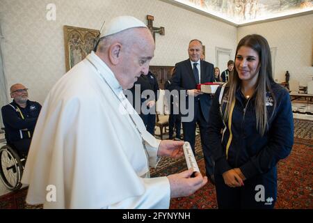 Rom, Italien. Mai 2021. 29. Mai 2021: Papst Franziskus traf Kardinal Gianfranco Ravasi mit einer Delegation der Athletica Vaticana, die an den Leichtathletik-Meisterschaften der kleinen Staaten von Europa im Konsistoralsaal des Apostolischen Palastes des Vatikans teilnimmt.Quelle: Independent Photo Agency/Alamy Live News Stockfoto