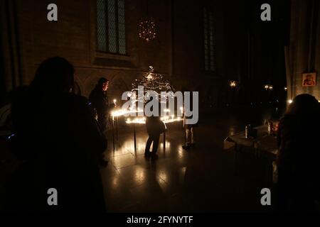 Innenansicht der Kathedrale von Linköping, Linköping, Schweden, während der Earth Hour. Stockfoto