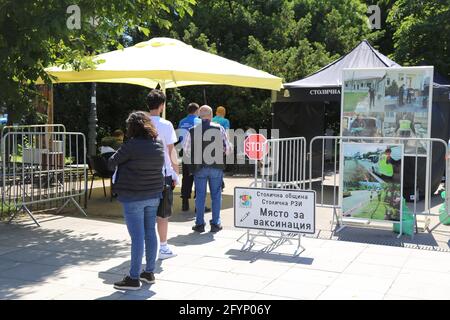 (210529) -- SOFIA, 29. Mai 2021 (Xinhua) -- Menschen warten auf die Verabreichung von COVID-19 an einer Impfstelle im Boris Park, Sofia, Bulgarien, 29. Mai 2021. Die bulgarische Regierung hat am Mittwoch die landesweite Epidemie-Notlage bis zum 31. Juli verlängert, teilte das Kabinett in einer Erklärung mit. Inzwischen haben die Impfungen mit bisher 1.283 Millionen Dosen an Tempo angestiegen. (Xinhua/Lin Hao) Stockfoto