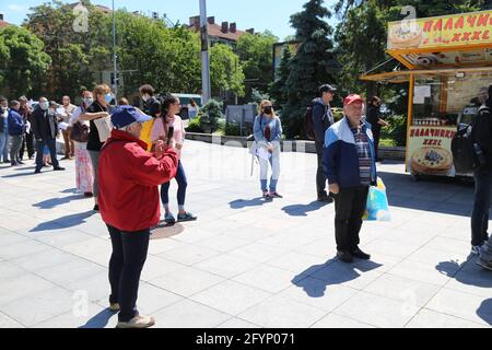 (210529) -- SOFIA, 29. Mai 2021 (Xinhua) -- Menschen warten auf die Verabreichung von COVID-19 an einer Impfstelle im Boris Park, Sofia, Bulgarien, 29. Mai 2021. Die bulgarische Regierung hat am Mittwoch die landesweite Epidemie-Notlage bis zum 31. Juli verlängert, teilte das Kabinett in einer Erklärung mit. Inzwischen haben die Impfungen mit bisher 1.283 Millionen Dosen an Tempo angestiegen. (Xinhua/Lin Hao) Stockfoto