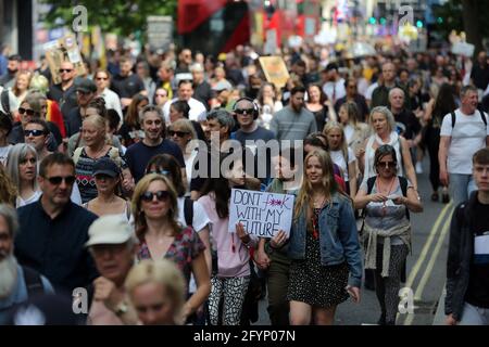 London, England, Großbritannien. Mai 2021. Tausende von Demonstranten gegen Impfungen und Coronavirus-Maßnahmen gingen auf die Straßen von London. Kredit: Tayfun Salci/ZUMA Wire/Alamy Live Nachrichten Stockfoto
